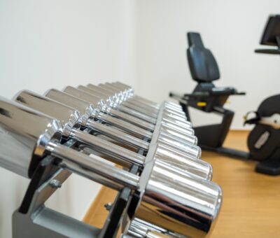 Hanteln im Fitnessraum