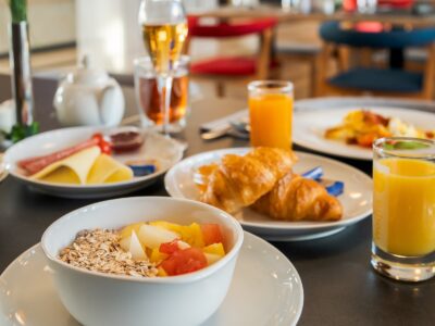Gedeckter Frühstückstisch