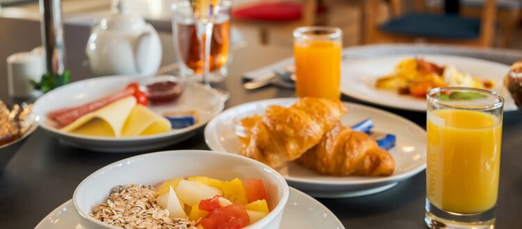 Gedeckter Frühstückstisch