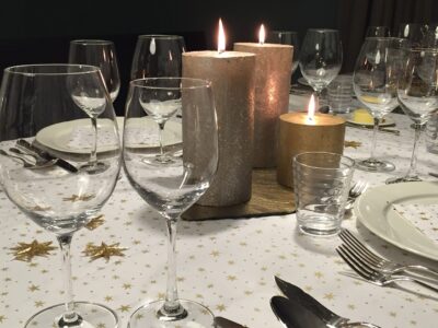 Weihnachtlich gedeckter Tisch