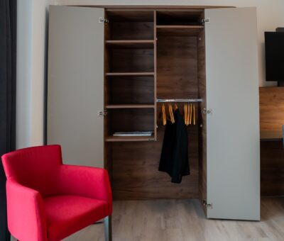 Schrank mit verstellbarer Kleiderstange