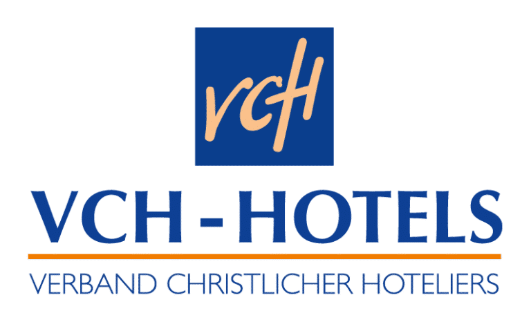 Logo der VCH-Hotels, Verband Christlicher Hoteliers, in blauer und orangefarbener Schrift auf weißem Hintergrund.