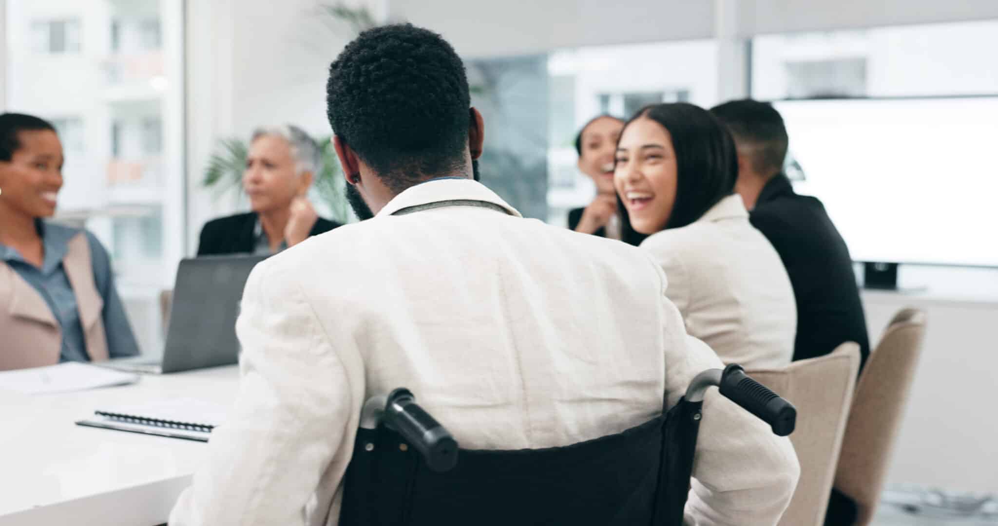 Geschäftsleute sitzen an einem Tagungstisch