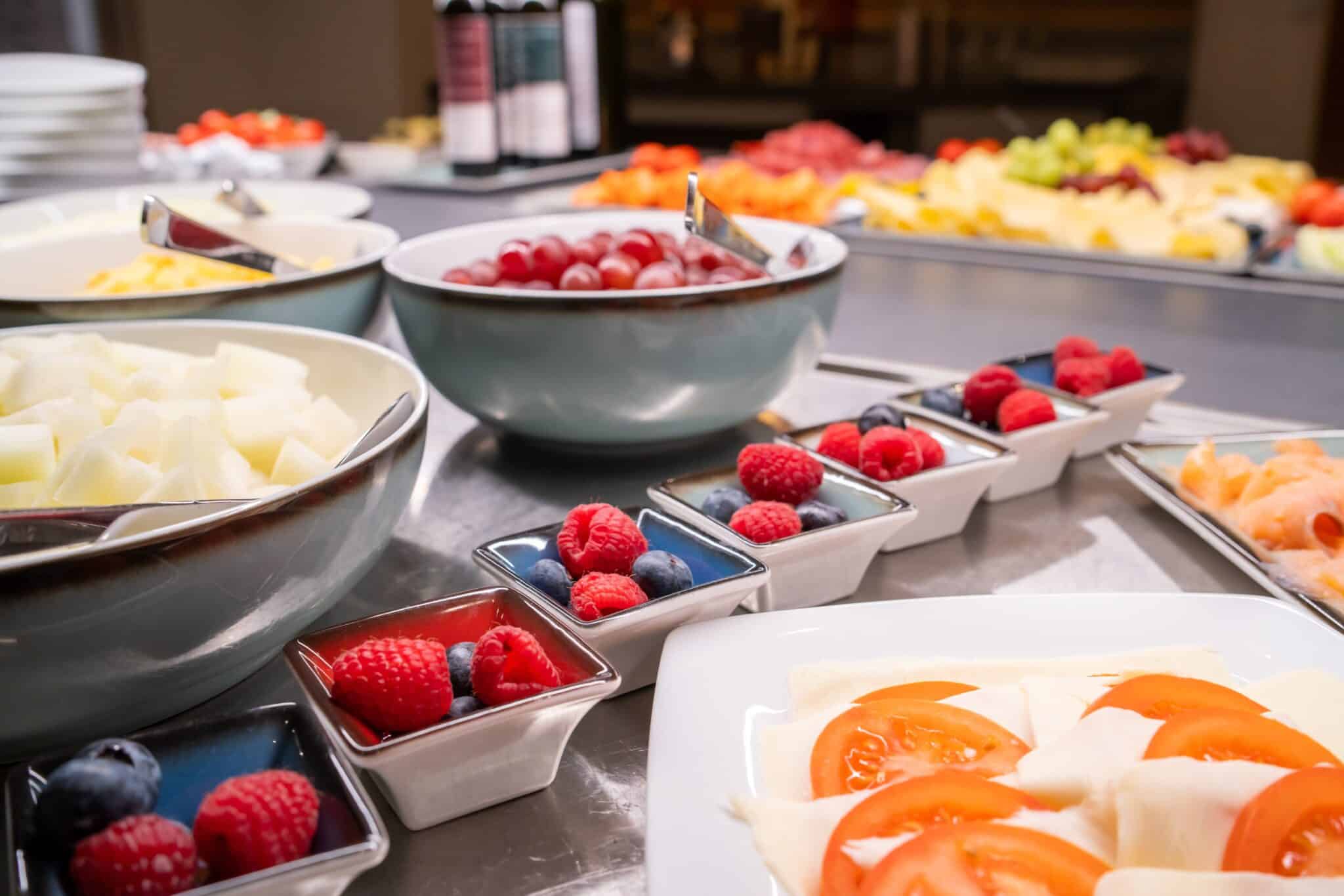 Frühstücksbuffet im Hotel INCLUDiO Regensburg mit Obst Quark Müsli Bio Fair Trade