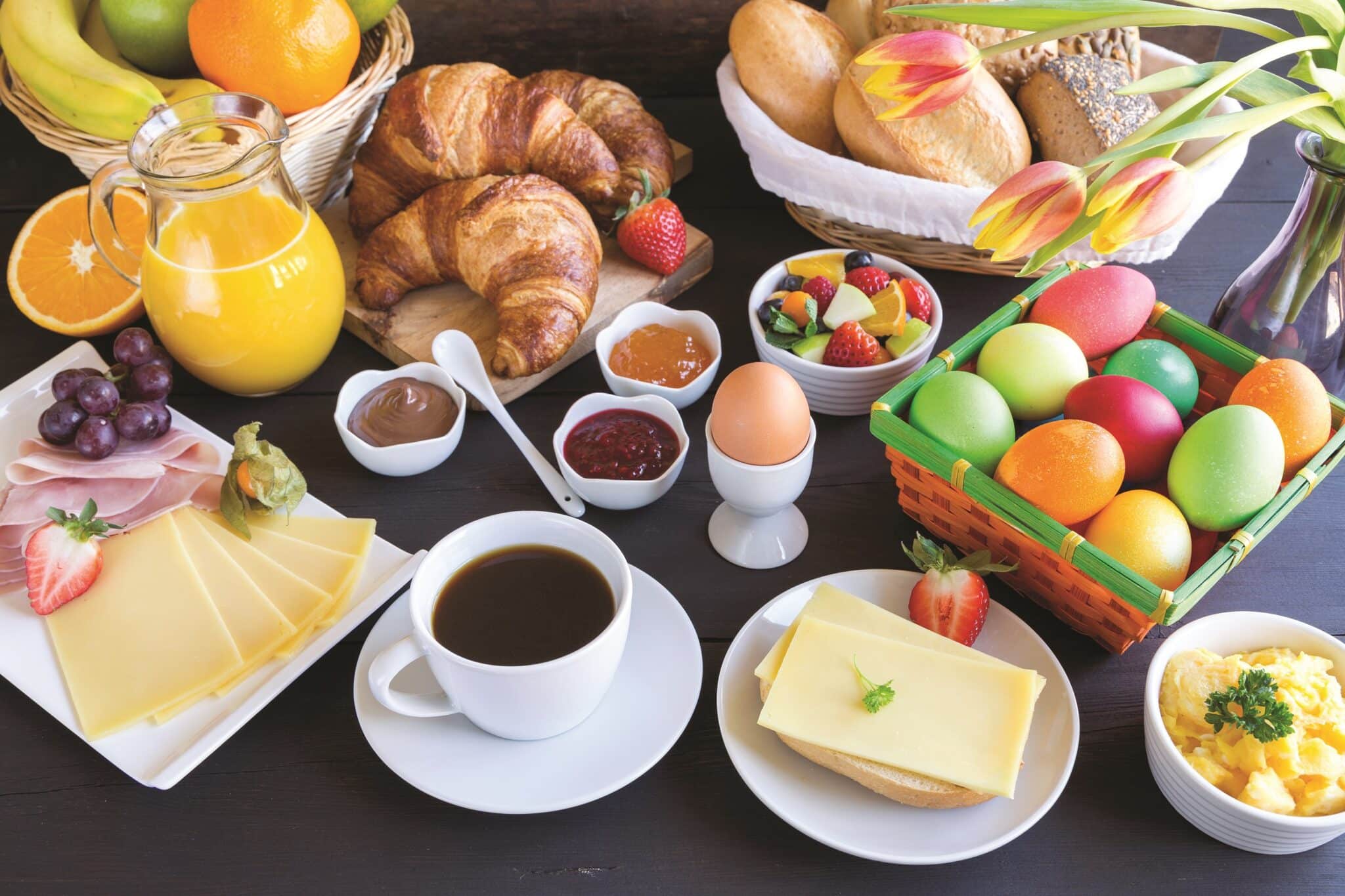 Ein Tisch mit einer Auswahl an verschiedenen Speisen